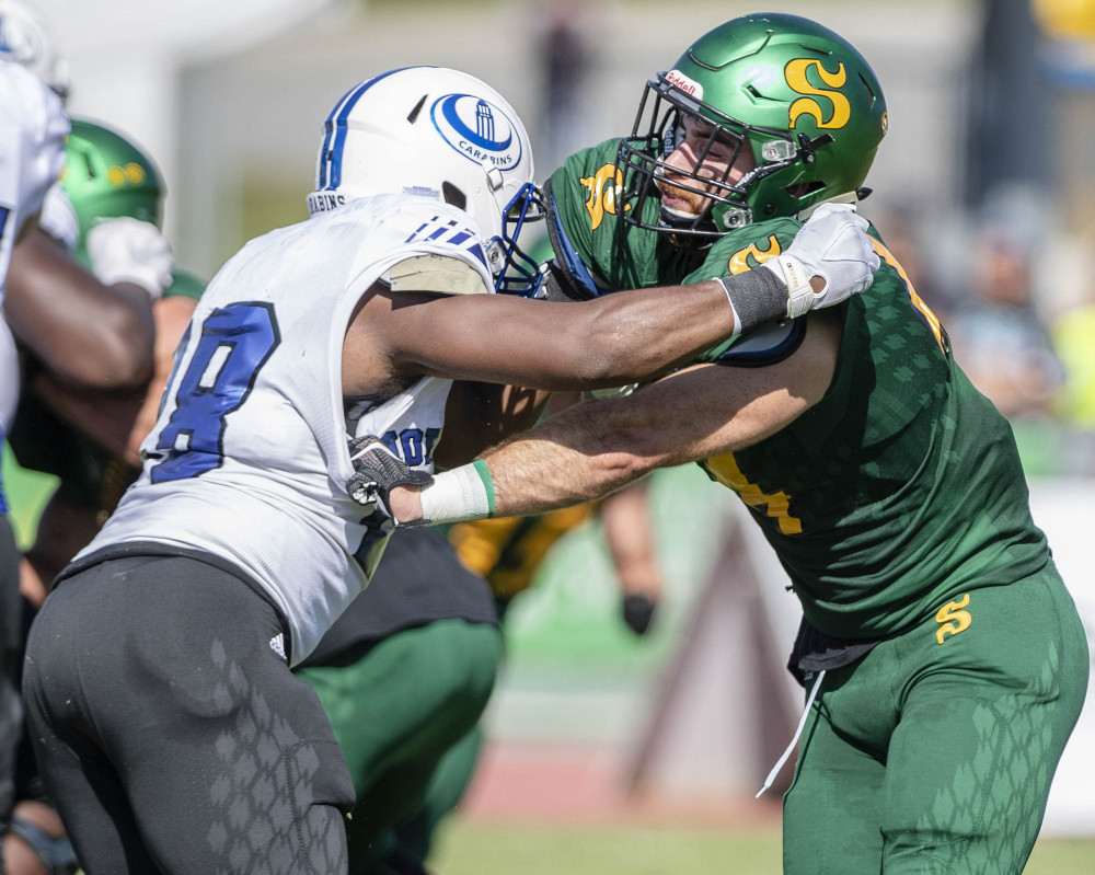 Le Vert & Or et les Carabins se sont livr&eacute;s un duel tr&egrave;s physique samedi apr&egrave;s-midi, au stade de l'UdeS.