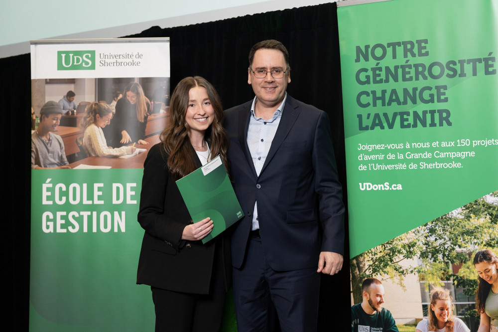 Naomi &Eacute;thier a re&ccedil;u une des bourses Pirelli &agrave; la m&eacute;moire de Pierre Mongeau des mains du professeur St&eacute;phane Legendre.&nbsp;