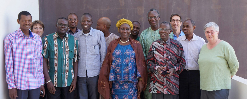 Pre Line Langlois, Dr François Couturier, Dr Mahamane Maïga et Pre Diane Clavet accompagnés de participants et participantes de la Faculté de Médecine et d'Ondontostomatologie (FMOS) de l'Université des Sciences, des Techniques et des Technologies de Bamako à un atelier de formation professorale, 2012