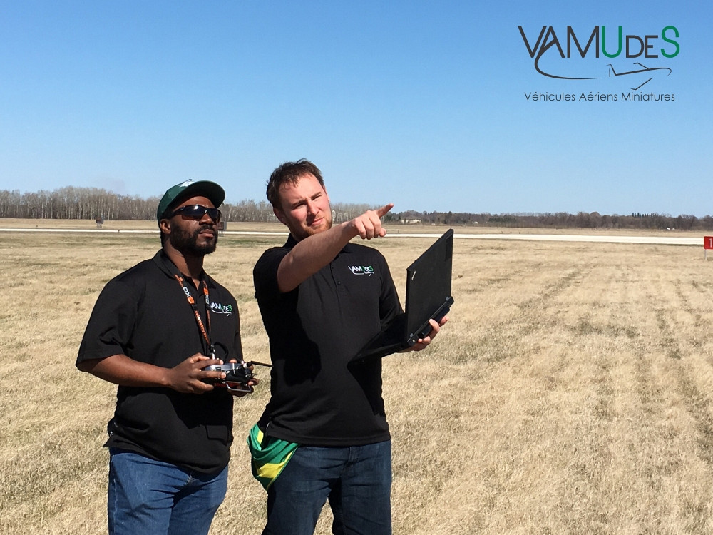 Deux membres de VAMUdeS, les champions 2016 de la compétition étudiante universitaire Unmanned Systems Canada