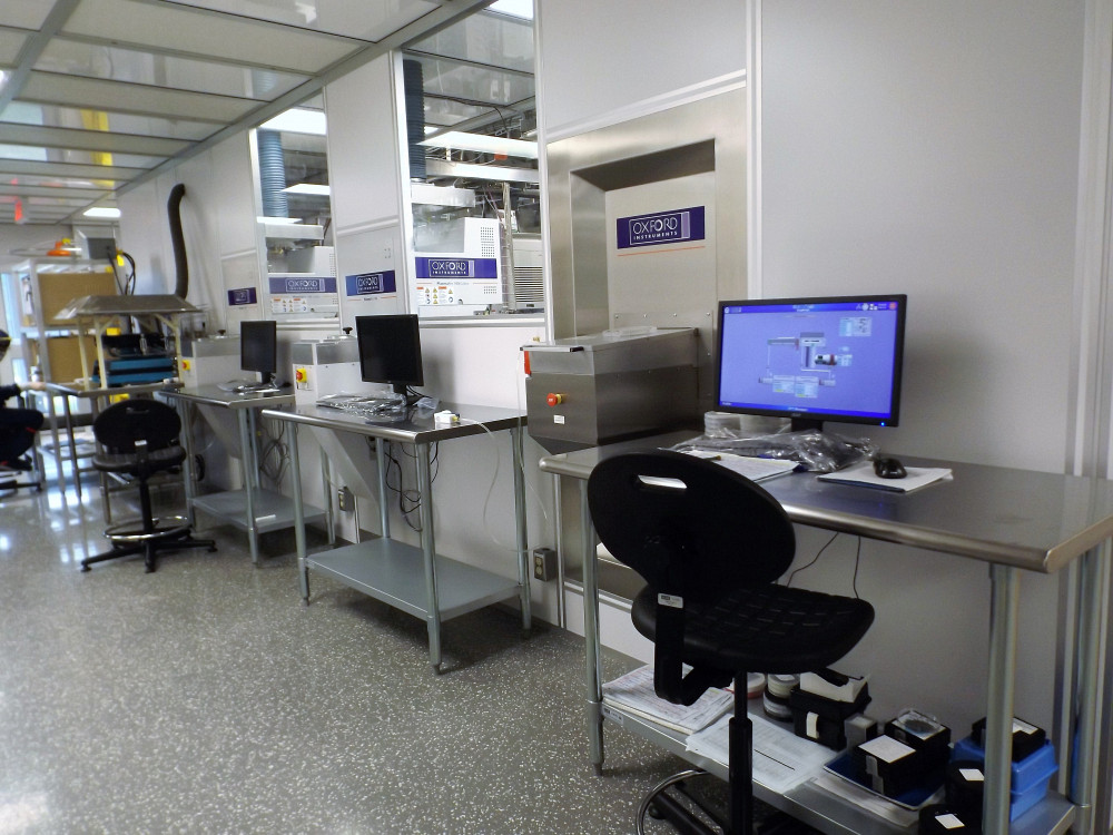 Les trois systèmes dans un couloir reliant deux différentes sections du laboratoire.Photo : Fournie
