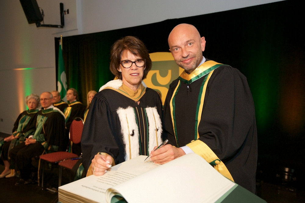 Philippe Augé a reçu son doctorat honoris causa des mains de la rectrice Luce Samoisette.
