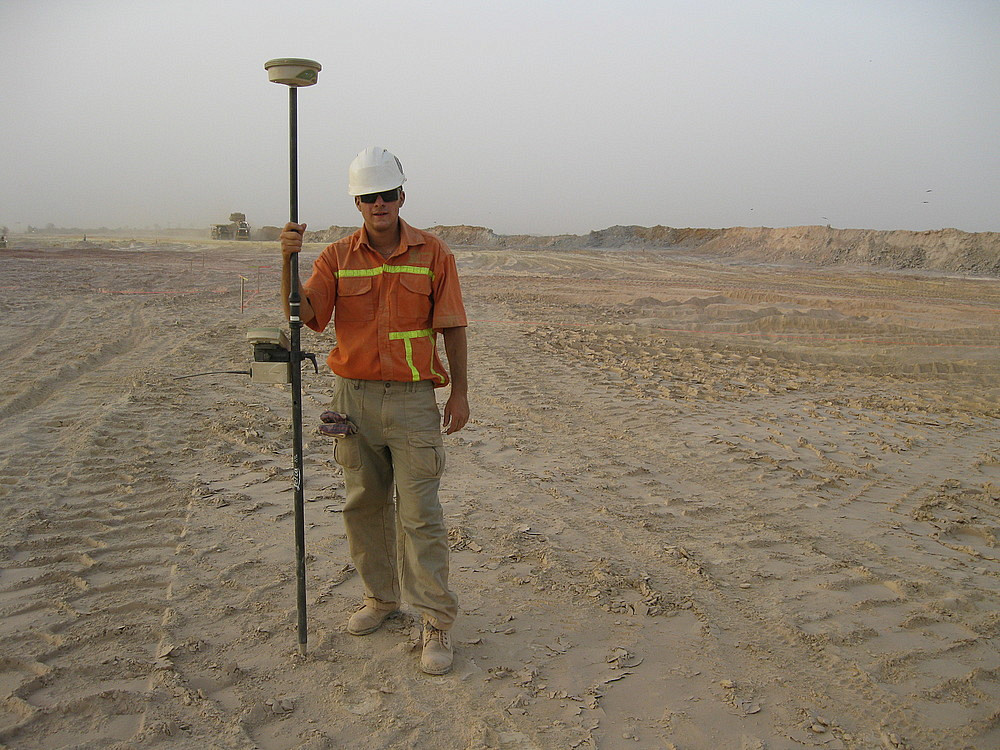Vincent Lecours, un étudiant en géomatique appliquée à l'environnement de l'Université de Sherbrooke, lors de son stage dans le désert du Sahel au Burkina Faso.