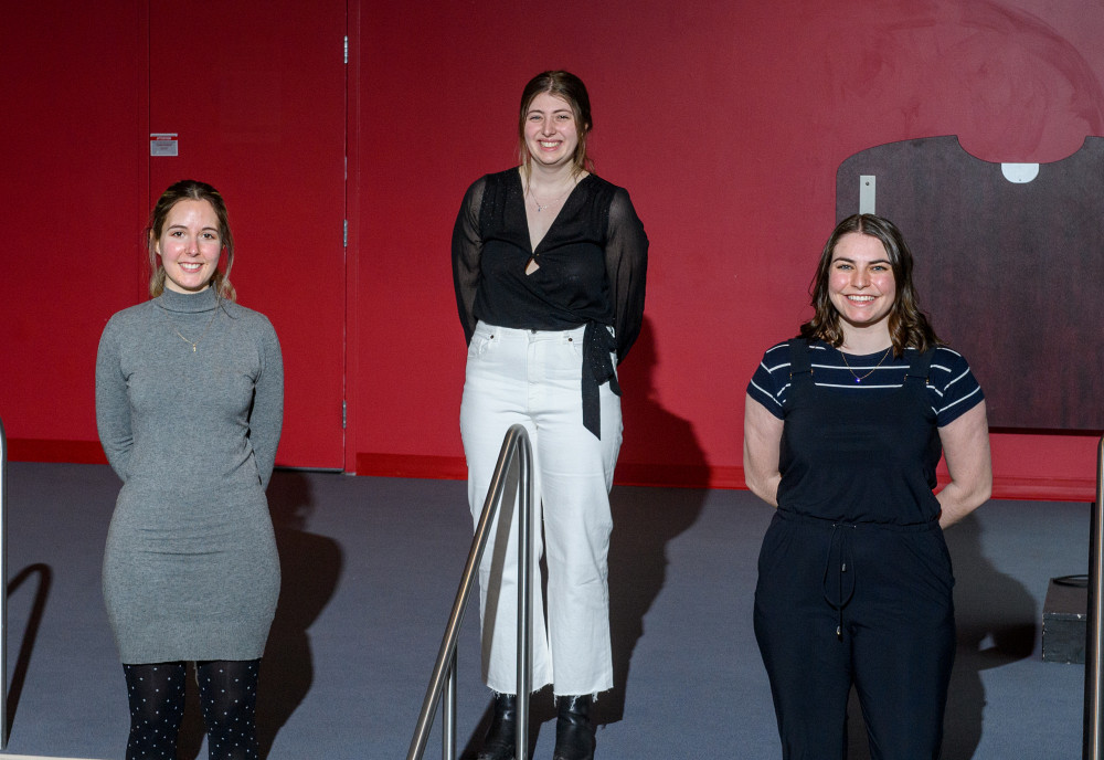 Marjorie Rolland, Sandrine Bouchard, Alexane Brunelle et Arnaud Lapierre-B&eacute;dard (absent de la photo) r&eacute;cipiendaires de la m&eacute;daille du Lieutenant-gouverneur pour la jeunesse en 2022.