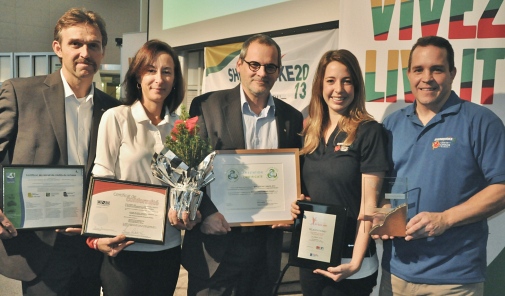 Carl Blanchet, directeur des op&eacute;rations et strat&eacute;gies de Cascades, Lynn Blouin, directrice g&eacute;n&eacute;rale adjointe des Communications et Ressources humaines des Jeux, Alain Webster, vice-recteur au d&eacute;veloppement durable et aux relations gouvernementales, Ariane Hillman-Beauchesne, coordonnatrice au&nbsp;d&eacute;veloppement durable des Jeux, et Patrice Cordeau, directeur du d&eacute;veloppement durable des Jeux.