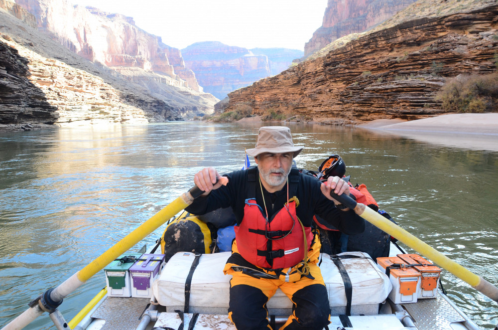 Capitaine de bateau lors de la descente de la rivière Colorado.