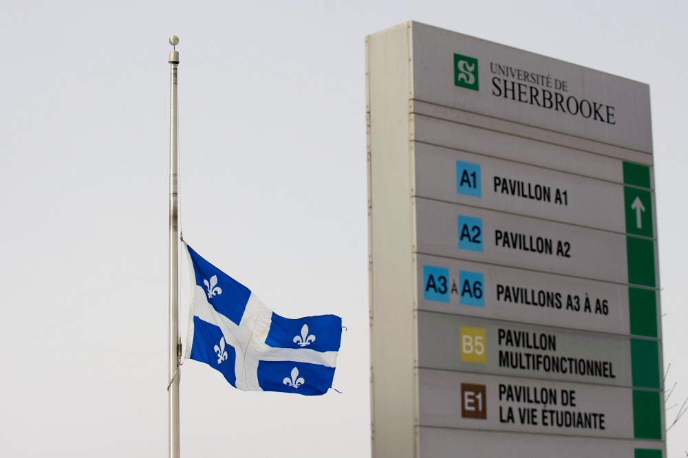 L'Université de Sherbrooke a mis son drapeau en berne comme geste de solidarité avec la France.