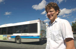 Le professeur Alexandre Blais, du Département de physique, a imaginé le 1er bus quantique.
Photo : Michel Caron