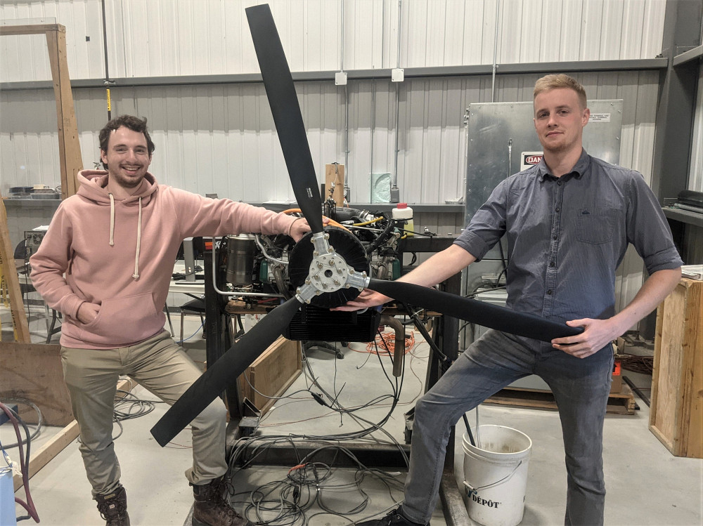 Vincent Boulanger et Dominik Quillet aux c&ocirc;t&eacute;s d'un banc de test.