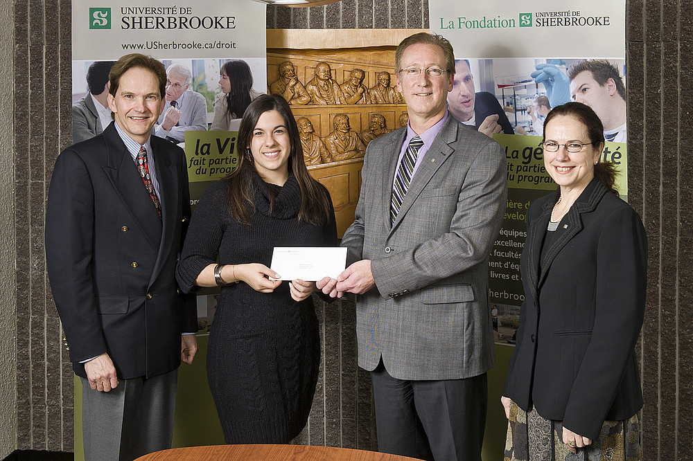 La r&eacute;cipiendaire, Viviane Leroux,&nbsp;est accompagn&eacute;e de Me Daniel Proulx, doyen de la Facult&eacute; de droit, Me Fran&ccedil;ois Dub&eacute;, directeur g&eacute;n&eacute;ral de La Fondation et Luce Lagu&euml;, conseill&egrave;re en d&eacute;veloppement philantropique &agrave; la Facult&eacute; de droit.