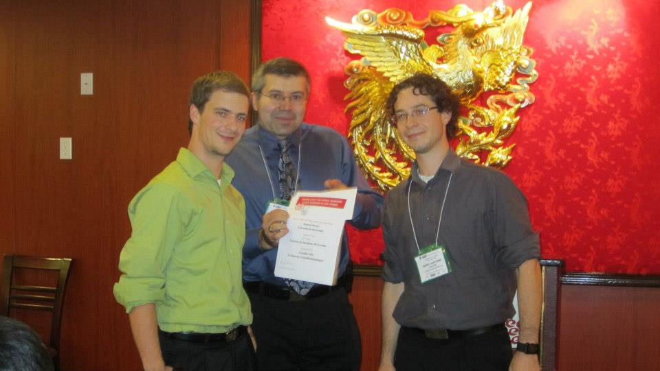 Samuel Mercier, Milan Maric, directeur des prix de la Société canadienne de génie chimique, et Marc-Antoine Lauzon.