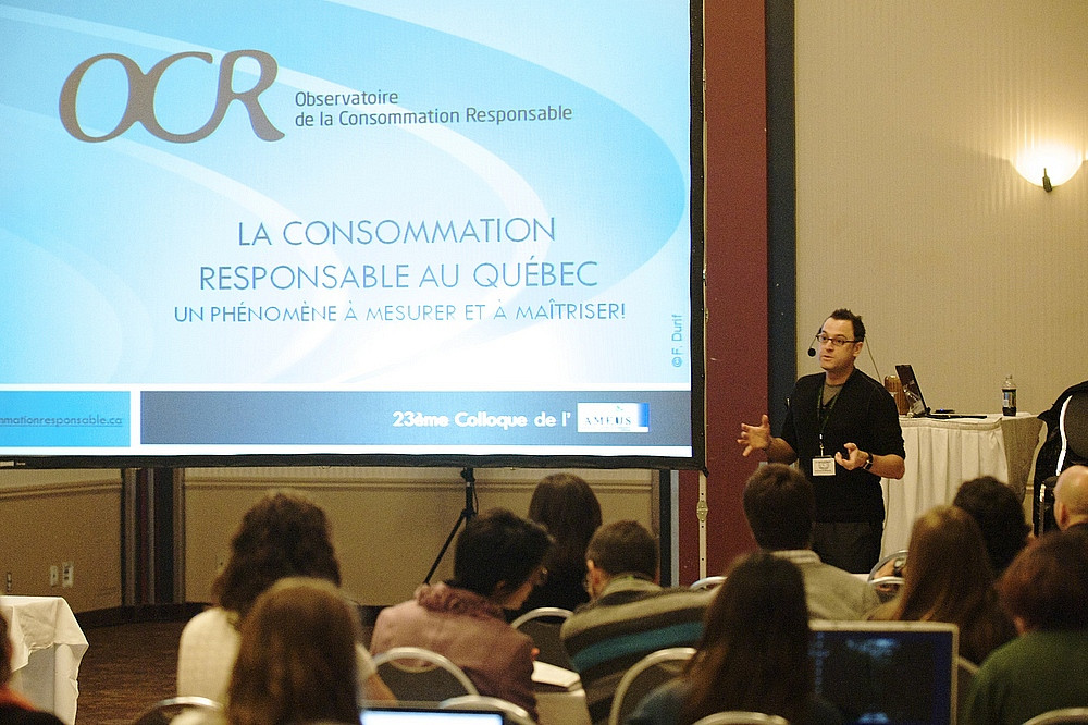 Fabien Durif, professeur &agrave; la Facult&eacute; d'administration, lors d'une pr&eacute;sentation.