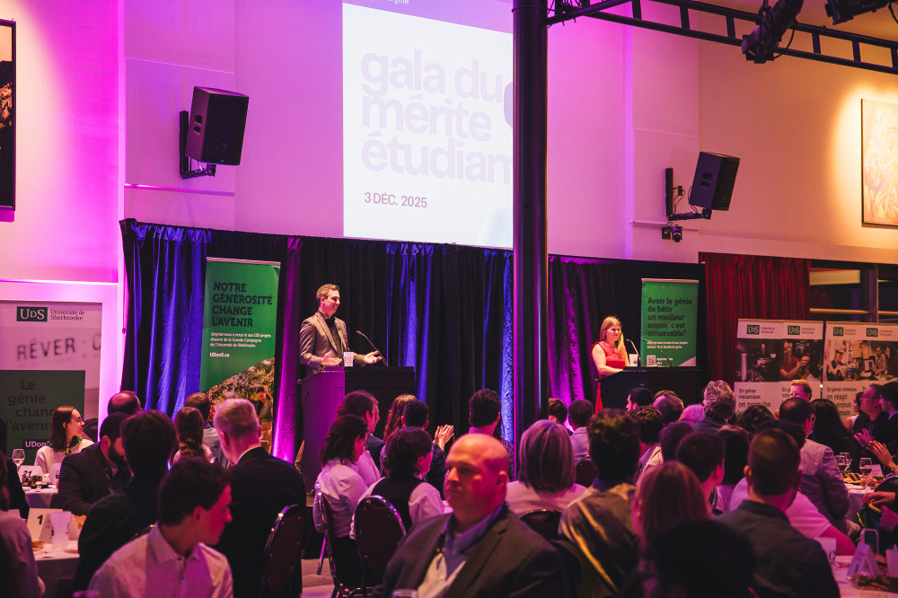 Alexandre Goulet et Gabrielle Blackburn, directeurs du&nbsp;d&eacute;veloppement philanthropique &agrave; la Facult&eacute; de g&eacute;nie, devant les invit&eacute;s du gala.