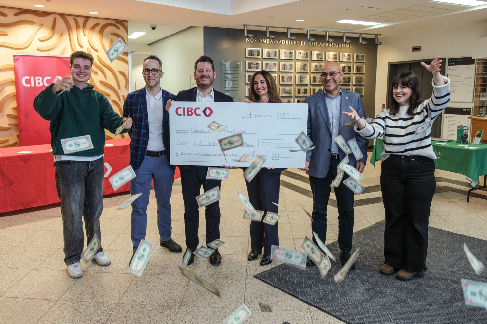 De gauche &agrave; droite : Xavier Gascon-Leduc, &eacute;tudiant au baccalaur&eacute;at en administration des affaires, concentration Management, Pr Matthieu Petit, vice-recteur adjoint &agrave; la qualit&eacute; des programmes et&nbsp;&agrave; la r&eacute;ussite de l&rsquo;Universit&eacute; de Sherbrooke, M. Charles Martel, Directeur G&eacute;n&eacute;ral et Chef R&eacute;gional |Gestion priv&eacute;e CIBC | Wood Gundy | R&eacute;gion du Qu&eacute;bec, Mme Rosa Trunzo, Premi&egrave;re Vice-pr&eacute;sidente et Chef R&eacute;gional | R&eacute;gion de l&rsquo;Est du Canada | Services bancaires personnels&nbsp;| CIBC, Pr Abdelouahab Mekki Berrada, doyen de l&rsquo;&Eacute;cole de gestion de l&rsquo;Universit&eacute; de Sherbrooke et Rosalie Gaucher, &eacute;tudiante &agrave; la ma&icirc;trise en administration, concentration Marketing.