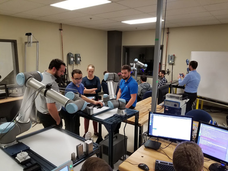 Activité Robot'athlon 2019 à l’ETS. Activité CoRoM dans le but de former les étudiants aux robots UR. Les étudiants avaient une journée pour automatiser l'assemblage d'une pompe.