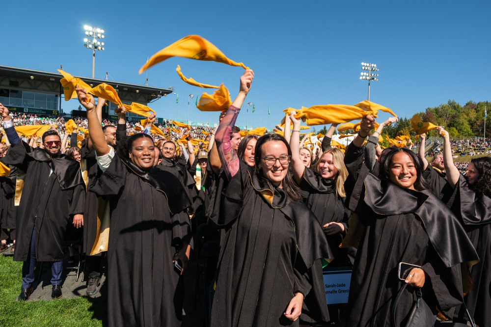L&rsquo;Universit&eacute; de Sherbrooke est la seule universit&eacute; du Canada &agrave; organiser une c&eacute;r&eacute;monie de remise des dipl&ocirc;mes &agrave; si grand d&eacute;ploiement.