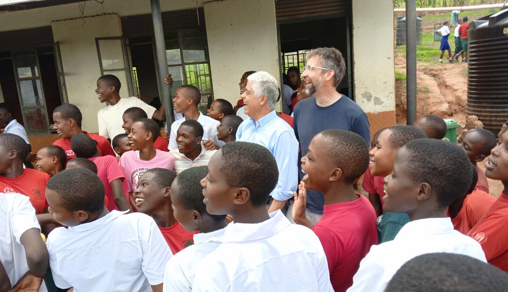 Les professeurs&nbsp;Hassane Squalli et&nbsp;Laurent Theis, accompagn&eacute;s d'&eacute;l&egrave;ves de l'&eacute;cole secondaire communautaire Rubondo&nbsp;au camp de Nakivale.