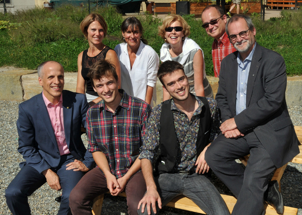 Premi&egrave;re rang&eacute;e&nbsp;:&nbsp;Pr Pierre Cossette, doyen de la FMSS, Arnaud Messier Maynard, &eacute;tudiant au programme de doctorat en m&eacute;decine, Richard Chamberland, &eacute;tudiant &agrave; la ma&icirc;trise, Pr Alain Webster, vice-recteur au d&eacute;veloppement durable et aux relations gouvernementales. &Agrave; l&rsquo;arri&egrave;re&nbsp;: Christine Ouellet, conseill&egrave;re municipale, pr&eacute;sidente du comit&eacute; de l&rsquo;environnement de la Ville de Sherbrooke, Francine Provencher, directrice de la planification et du d&eacute;veloppement durable au service des immeubles de l&rsquo;Universit&eacute;, Pre Johanne Desrosiers, vice-doyenne &agrave; la vie &eacute;tudiante et Alain Fleury, coordonnateur &agrave; la vie &eacute;tudiante.