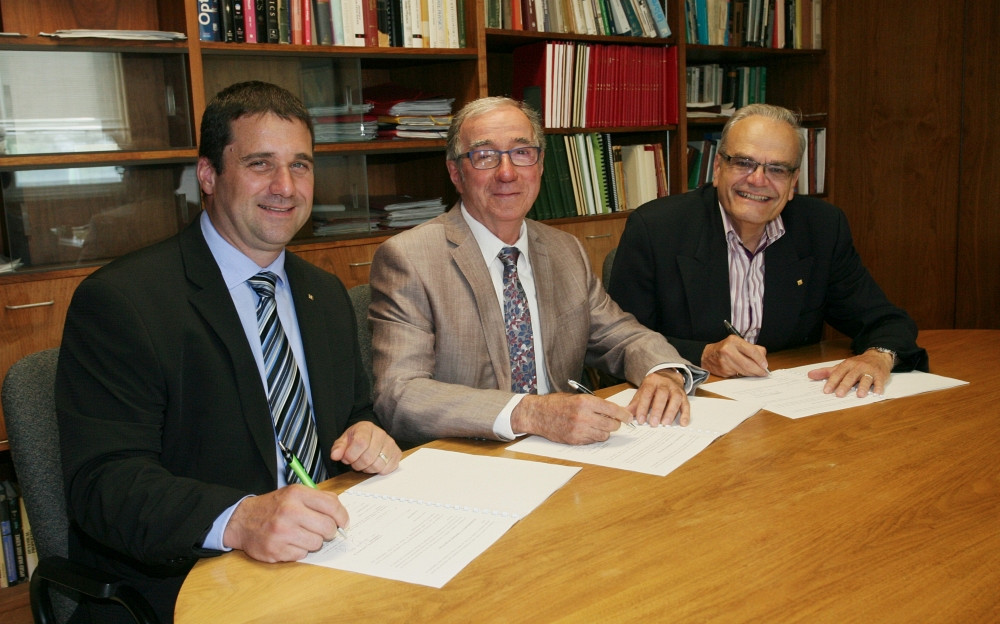 Monsieur Pascal Gr&eacute;goire, directeur g&eacute;n&eacute;ral adjoint du Service des relations avec les dipl&ocirc;m&eacute;es et dipl&ocirc;m&eacute;s, Pr Carmel Jolicoeur et Pr Serge Jandl, doyen de la Facult&eacute; des sciences