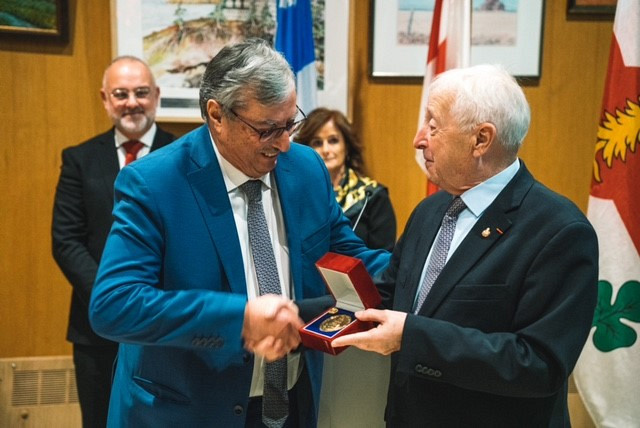 La mairie de l’arrondissement de Saint-Laurent est fière d’avoir accueilli le 5 décembre dernier la cérémonie visant à remettre la médaille du Lieutenant-gouverneur du Québec pour mérite exceptionnel au Pr Sami Aoun.
