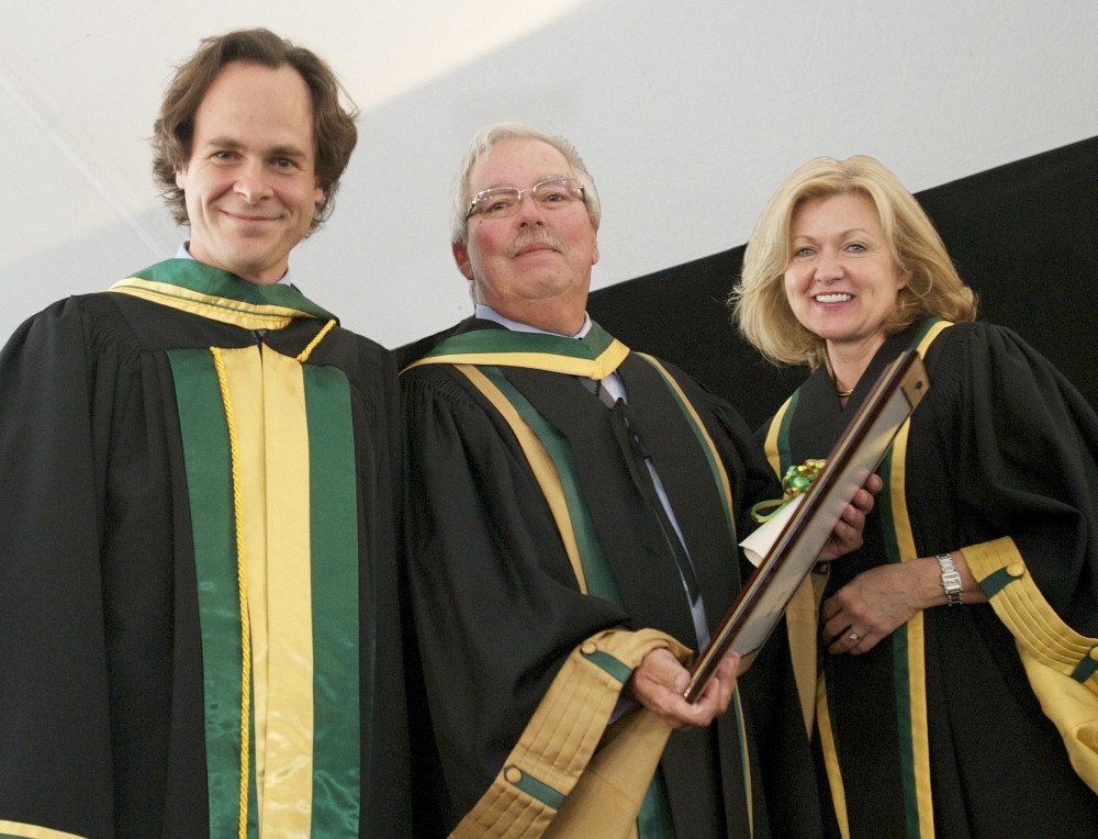 Le professeur émérite Jacques Auger entouré du doyen de la Faculté de droit Sébastien Lebel-Grenier et de la présidente du CA de l'Université de Sherbrooke Lynda Durand.