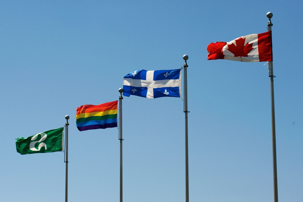 Le drapeau arc-en-ciel fait rayonner les valeurs de respect, d’inclusion et de diversité.