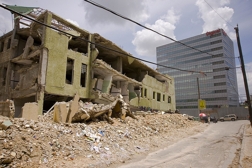 Contraste évident entre un hôpital totalement effondré lors du tremblement de terre de janvier et le bâtiment de 12 étages de la compagnie de téléphone Digicel.