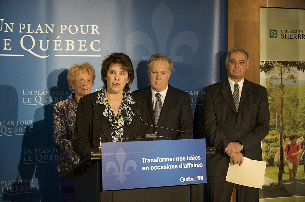 La ministre Monique Gagnon-Tremblay, le premier ministre Jean Charest et le professeur Roger No&euml;l accompagnent la rectrice Luce Samoisette lors de l'annonce du d&eacute;marrage du programme ACET.