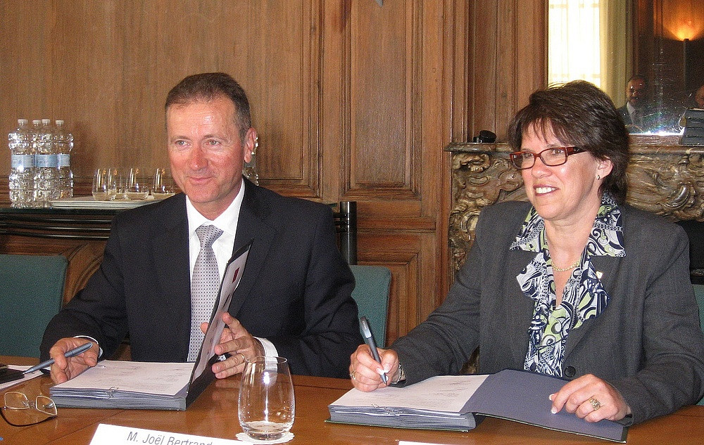 Joël Bertrand, directeur général délégué à la Science, et Luce Samoisette, rectrice de l'Université de Sherbrooke, lors de la cérémonie de signature.