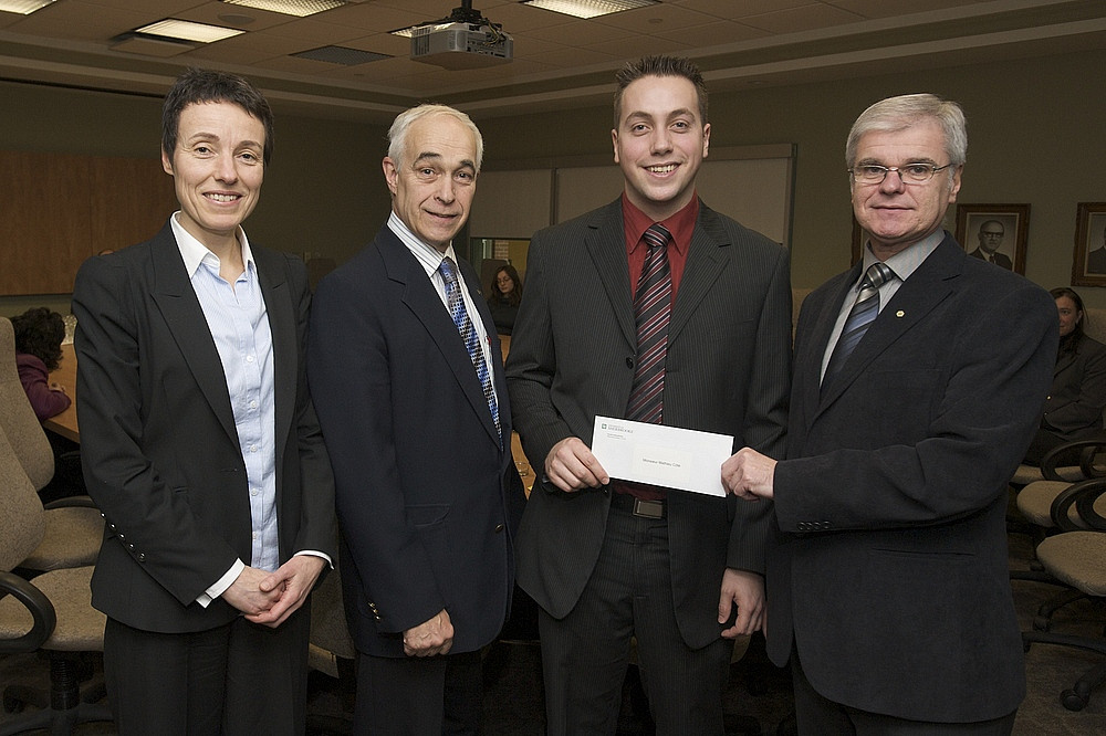 Brigitte Leduc du Service de la recherche et de la cr&eacute;ation &agrave; l'UdeS, Jacques Pr&eacute;fontaine, titulaire de la Chaire Desjardins, Mathieu C&ocirc;t&eacute;, &eacute;tudiant en finance et Denis Par&eacute;, vice-pr&eacute;sident du Mouvement Desjardins.