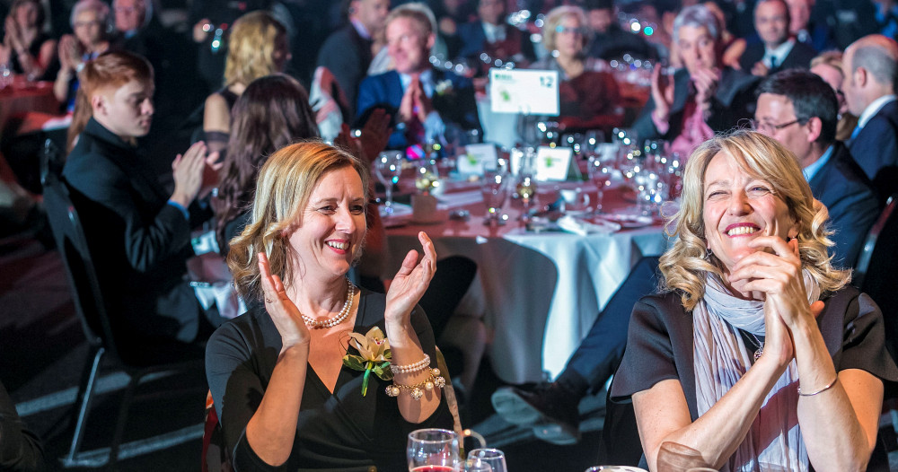 Louise M&eacute;tivier en compagnie de la Pre Denyse R&eacute;millard, vice-rectrice &agrave; l&rsquo;administration et au d&eacute;veloppement durable, lors du Gala du rayonnement.