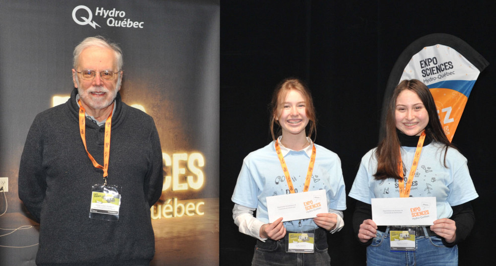 Le directeur du Département de physique a remis le prix du Département de physique à deux élèves du Collège Mont-Notre-Dame : Élise Gagnon et Ariane Gadbois