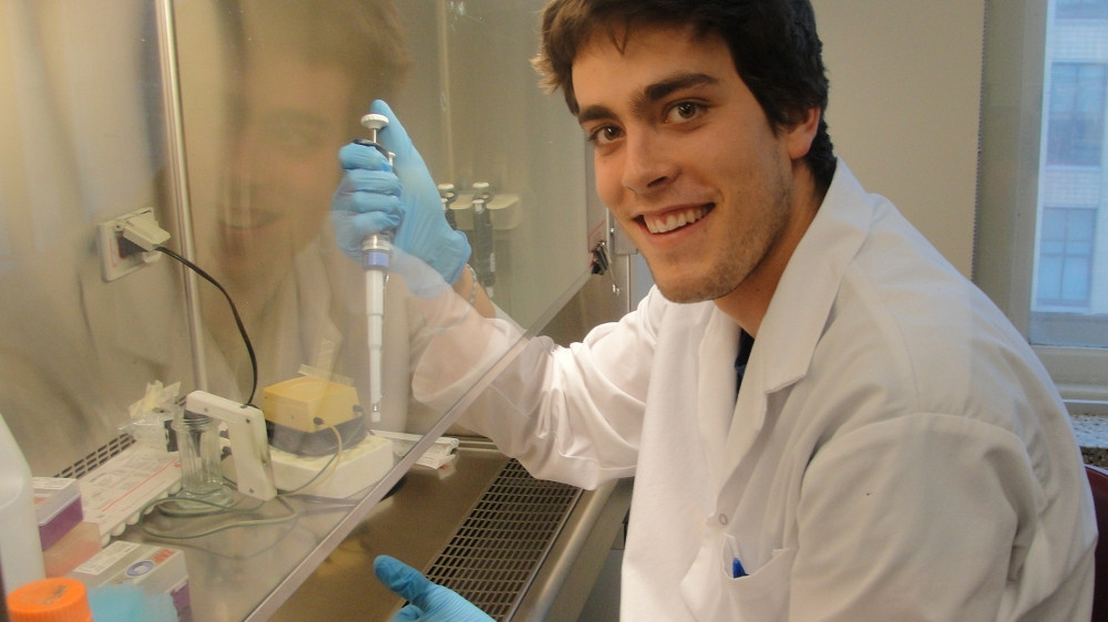Laurent Fafard-Couture, lors de son premier stage en culture cellulaire, dans le laboratoire du Dr Guy Lemay. Ce stage lui a permis de voir plus clairement ce que représentait un travail de chercheur en laboratoire.