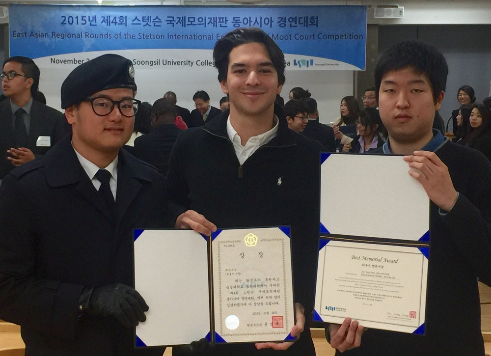 Alex Arsenault-Ouellet en compagnie de ses co&eacute;quipiers, Park Chan Ho et Jeon Soo Yoon.