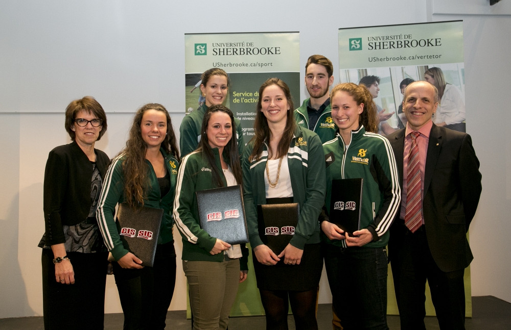 La rectrice Luce Samoisette et le doyen Pierre Cossette en compagnie de 6 des 14 &eacute;toil&eacute;s acad&eacute;miques de la FMSS.