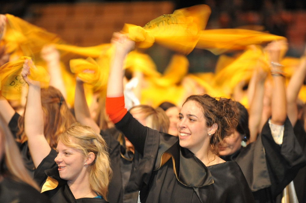 Les diplômés agitent frénétiquement des foulards pour saluer à tour de rôle les cohortes des neuf facultés.