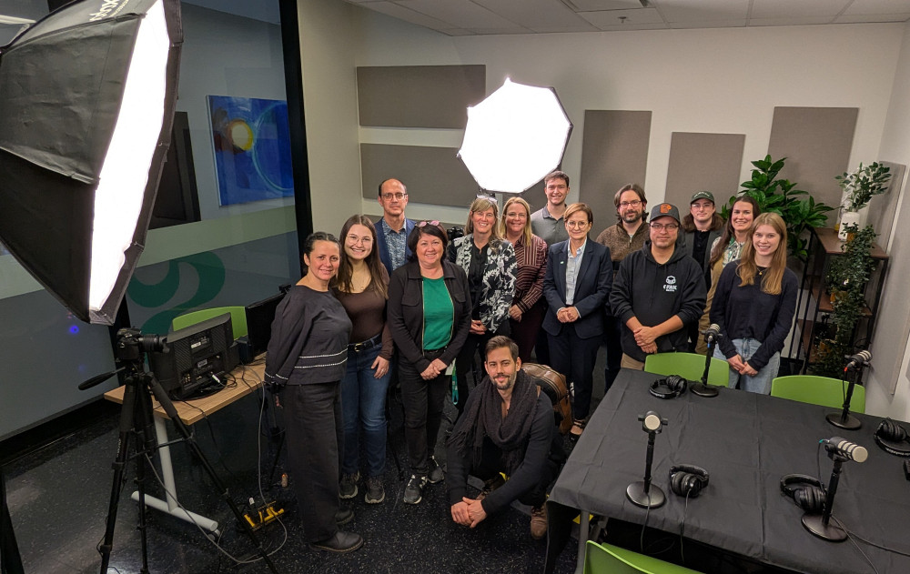 Plusieurs unit&eacute;s de l&rsquo;UdeS ont collabor&eacute; activement &agrave; la r&eacute;alisation de ce projet, notamment les Services &agrave; la vie &eacute;tudiante, le Service d&rsquo;appui au Campus de Longueuil, le Service des immeubles, ainsi que la CFAK et la FEUS.&nbsp;Ce projet a &eacute;t&eacute; initi&eacute; par R&eacute;mi Par&eacute;-Beauchemin (&agrave; l'avant au centre de la photo), &eacute;tudiant au doctorat &agrave; la Facult&eacute; d&rsquo;&eacute;ducation