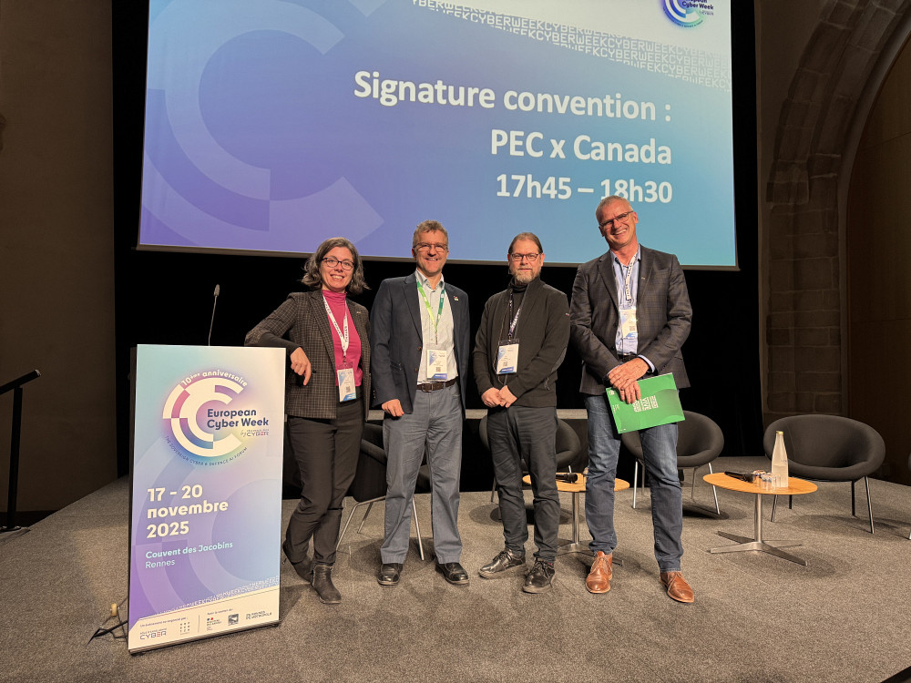 De g. &agrave; d. : Mme Dani&egrave;le Normandin, directrice administrative du P&ocirc;le d'expertises en cybers&eacute;curit&eacute; Intact, le Pr Pierre-Martin Tardif, codirecteur du P&ocirc;le et professeur agr&eacute;g&eacute; &agrave; l&rsquo;&Eacute;cole de gestion de l&rsquo;UdeS, le Pr Hugo Loiseau, de l'&Eacute;cole de politique appliqu&eacute;e de l'UdeS, et le directeur du P&ocirc;le, Pr Marc Frappier, de la Facult&eacute; des sciences (D&eacute;partement d'informatique).&nbsp;