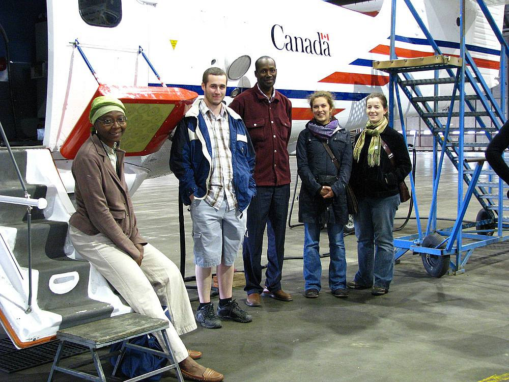 Les professeurs Ramata Magagi et Kalifa Goïta avec quelques étudiants de l’UdeS devant l'avion d'Environnement Canada.