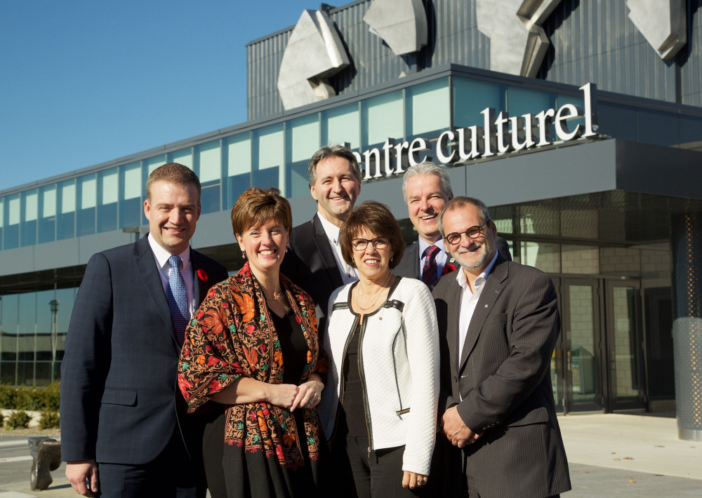 Le ministre Luc Fortin, la ministre Marie-Claude Bibeau, le directeur g&eacute;n&eacute;ral Mario Tr&eacute;panier, la rectrice Luce Samoisette, le maire Bernard S&eacute;vigny et le vice-recteur Alain Webster ont inaugur&eacute; les nouvelles installations.