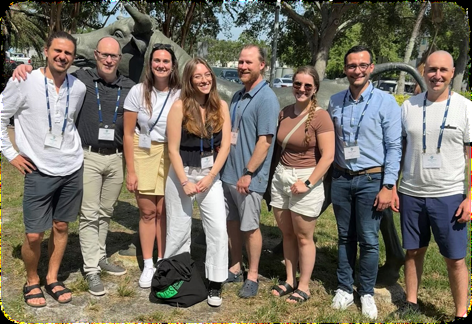 Quelques membres et partenaires de la Chaire au Congr&egrave;s de l&rsquo;AIESEP.De gauche &agrave; droite:&nbsp;Cl&eacute;ment Llena (collaborateur scientifique de l&rsquo;Universit&eacute; de Lille),&nbsp;Sylvain Turcotte (cotitulaire de la Chaire),&nbsp;Louise Fermon (doctorante), L&eacute;a Berardinucci (doctorante),&nbsp;Fran&ccedil;ois Dupont (postdoctorant),&nbsp;Ma&iuml;a Savard (doctorante),&nbsp;Alexis Ridou (Stagiaire, doctorant &agrave; l&rsquo;Universit&eacute; de Franche-Comt&eacute;),&nbsp;David Bezeau (responsable de l'axe du d&eacute;veloppement professionnel).