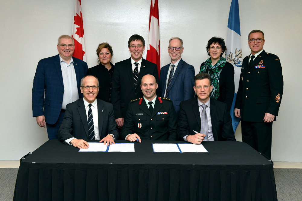 Le Collège militaire royal de Saint-Jean et l'Université de Sherbrooke ont paraphé une entente de collaboration visant le développement d’activités de recherche et l’encadrement d’étudiantes et d’étudiants aux études supérieures. 
