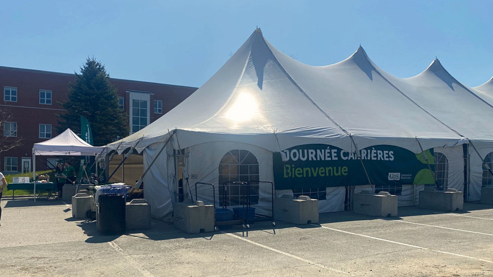 Le chapiteau, juste avant de d&eacute;buter la Journ&eacute;e carri&egrave;res