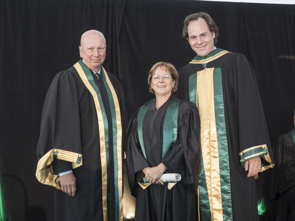 Le président de la Fondation de l'UdeS, Me Luc Borduas, la professeure Denise Pratte et le doyen Sébastien Lebel-Grenier.