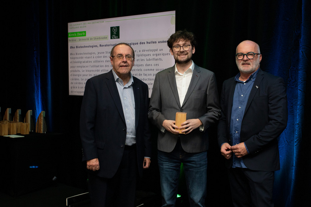 Un représentant d'Øko Biotechnologies en compagnie de Denis Poirier et Jacques Désilets, membres du conseil d'administration de la Fondation estrienne en environnement. 