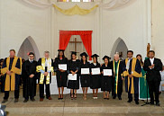 La collation des grades des cinq dipl&ocirc;m&eacute;es de la ma&icirc;trise en psychologie avec la pr&eacute;sence du professeur retrait&eacute; et ancien vice-recteur de l&rsquo;UdeS, Jean Desclos, initiateur du projet.