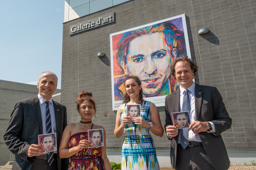 En 2018, l'UdeS a procédé au dévoilement d’une murale artistique en soutien à Raif Badawi. Sur la photo, de gauche à droite : Pierre Cossette, recteur de l’UdeS, Ensaf Haidar, épouse de Raif Badawi, Roxane Sabourin, représentante de la cohorte Raif Badawi en droit international et politique internationale appliqués à l’UdeS, et Sébastien Lebel-Grenier, doyen de la Faculté de droit de l’UdeS.