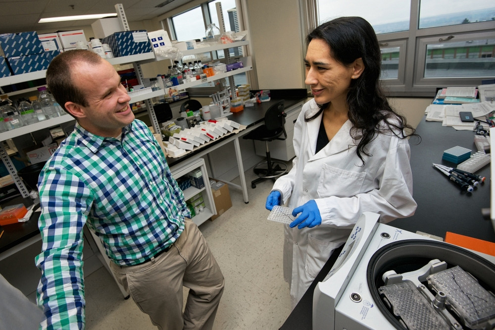 Nicolas G&eacute;vry, professeur et chercheur en biologie mol&eacute;culaire et cellulaire, et St&eacute;phanie Bianco, stagiaire postdoctorale.