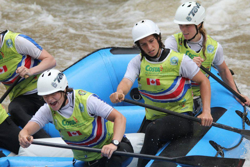 V&eacute;ronique Delisle occupe la position de milieu gauche dans le raft.