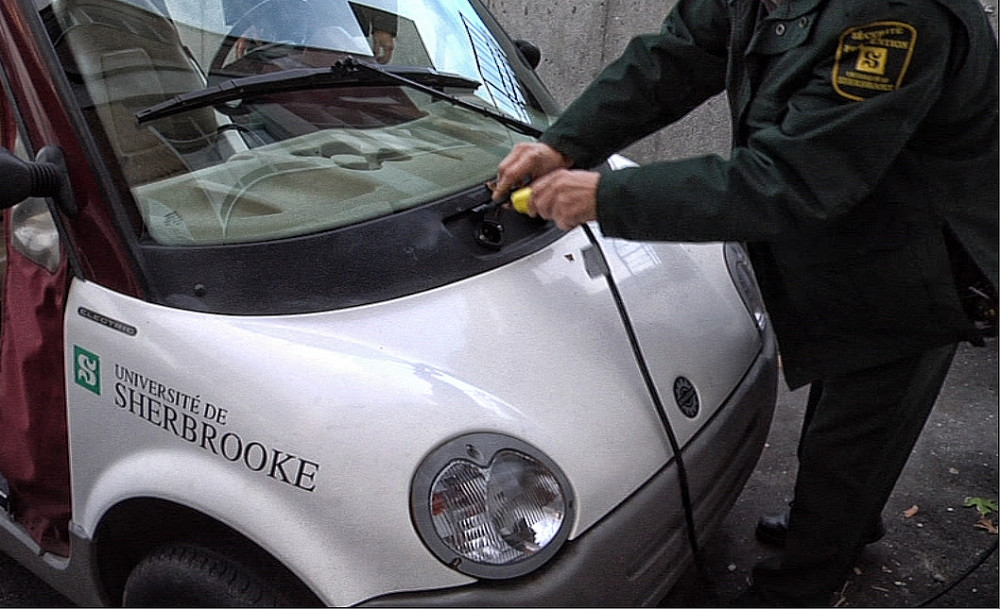 En plus d&rsquo;inciter les automobilistes &agrave; opter pour des v&eacute;hicules &eacute;lectriques rechargeables, les bornes de recharge publiques serviront &eacute;galement &agrave; la recharge des v&eacute;hicules de l&rsquo;Universit&eacute; pendant la nuit.